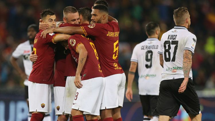 Selebrasi para pemain AS Roma usai mengalahkan Parma. Copyright: © Paolo Bruno/Getty Images