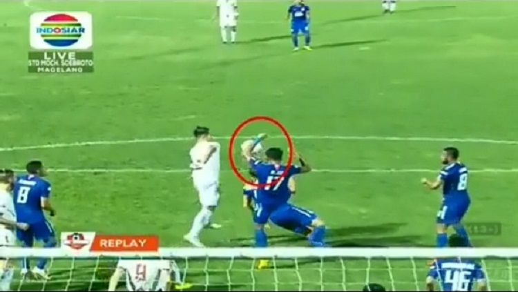 Detik Detik Wasit Diamkan Handball Pemain Psis Di Kotak Penalti Indosport
