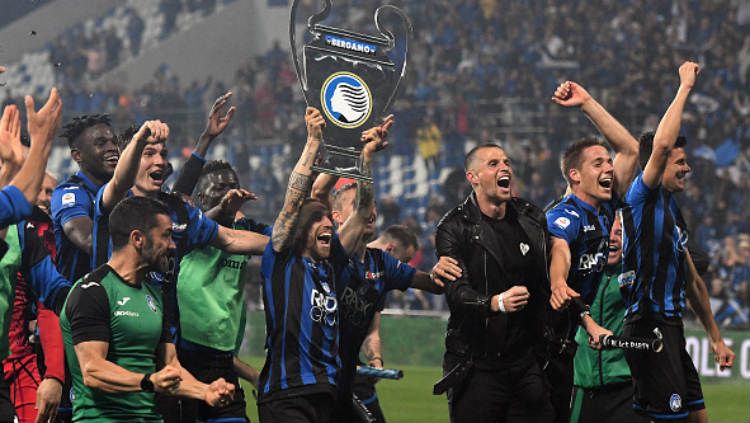 Para pemain Atalanta melakukan selebrasi karena lolos ke Liga Champions musim 2019-20. Copyright: © Alex Caparros/Getty Images