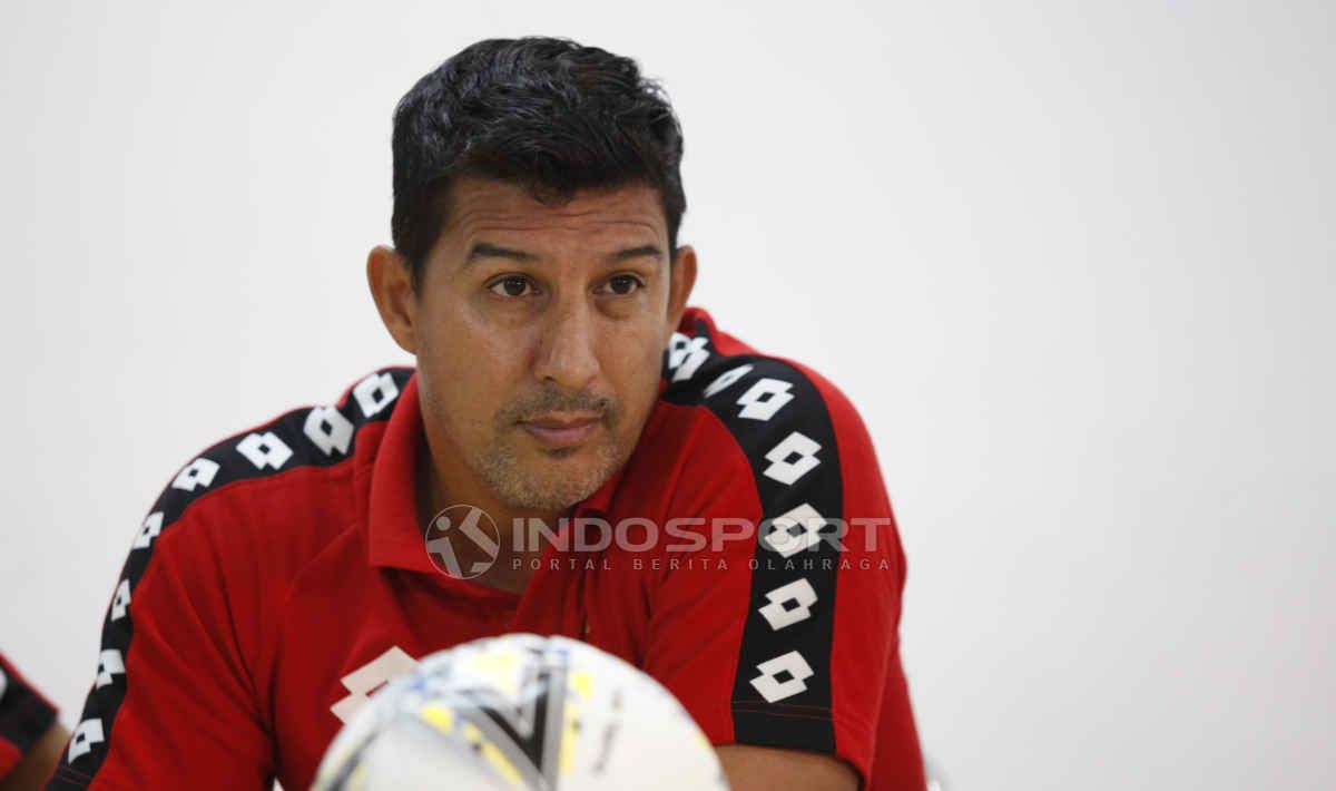 Pelatih Alfredo Vera pada jumpa pers Bhayangkara FC. Copyright: © Herry Ibrahim/INDOSPORT