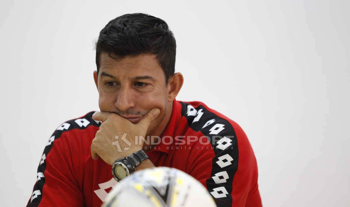 Kabar Angel Alfredo Vera sebagai calon pelatih baru Arema FC semakin kuat. Copyright: © Herry Ibrahim/INDOSPORT