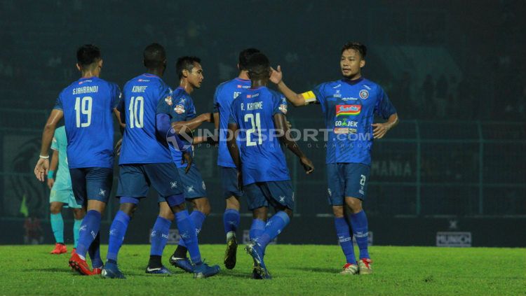 Selebrasi para pemain Arema FC usai mengalahkan Persela. Ian Setiawan/INDOSPORT.COM Copyright: © Ian Setiawan/INDOSPORT.COM