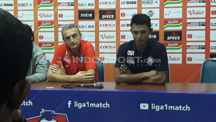 Milomir Seslija dan Dedik Setiawan saat konferensi pers usai laga. Ian Setiawan/FOOTBALL265.COM Copyright: © Ian Setiawan/FOOTBALL265.COM