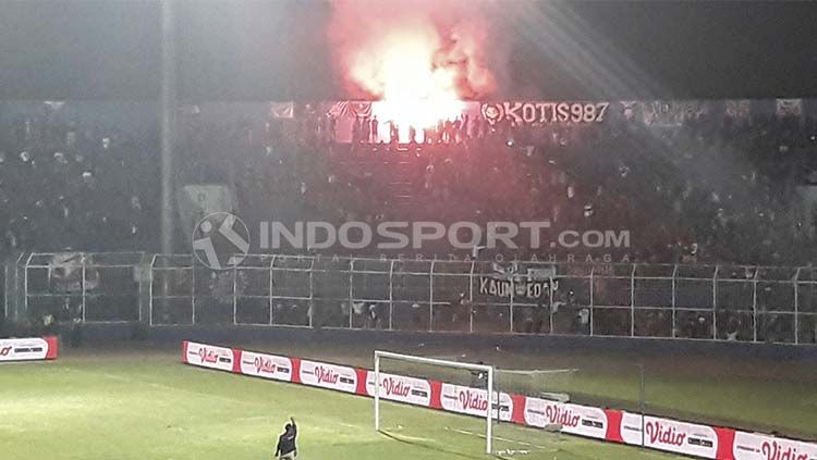 Laga Arema FC vs Persela diiringi aksi tak terpuji berupa menyalanya flare di dalam stadion Kanjuruhan Malang, Senin (27/05/2019). Copyright: © Ian Setiawan/INDOSPORT