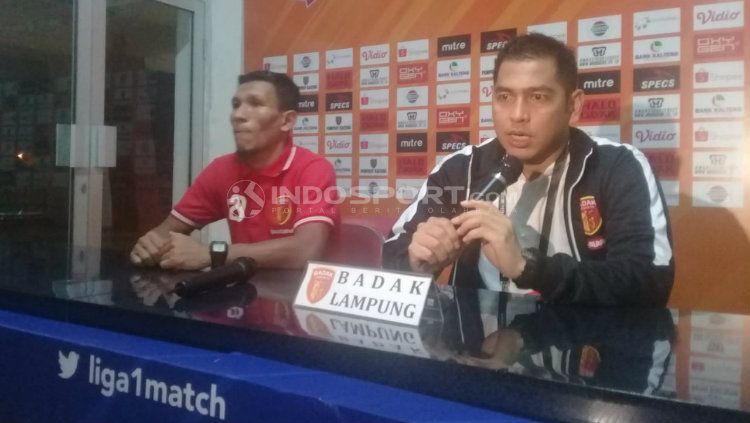 Jan Saragih (kiri) berharap suporter Perseru Badak Lampung FC bisa menjaga sikap dalam laga melawan PSIS Semarang. Copyright: © Ronald Seger/INDOSPORT.COM