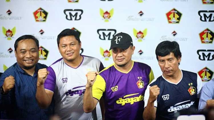 Pelatih Persik Kediri Nazal Mustofa (tengah pakai topi) di Liga 2 2019. Copyright: © Instagram/@persikfcofficial