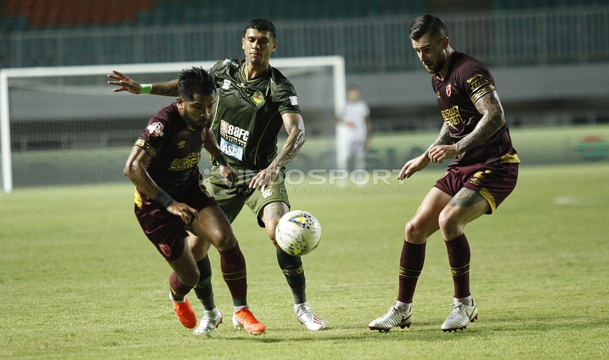 Perebutan bola di tengah lapangan Copyright: © Herry Ibrahim/INDOSPORT