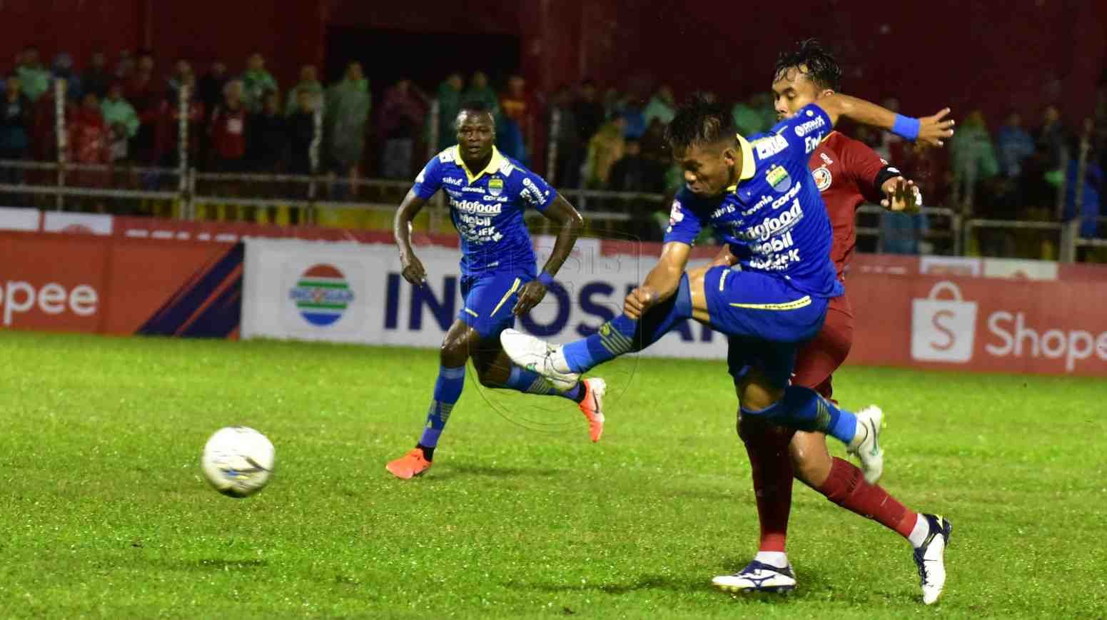 Perebutan bola di tengah lapangan pada pertandingan Semen Padang vs Persib Bandung di Liga 1 2019, Rabu (29/05/19). Copyright: © Ofisial Persib