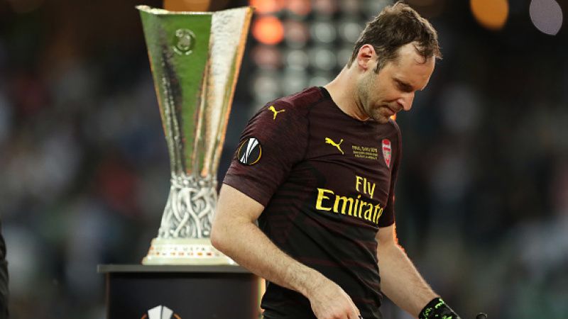 Petr Cech pergi melewati trofi Liga Europa Copyright: © James Williamson - AMA / Contributor / Getty Images