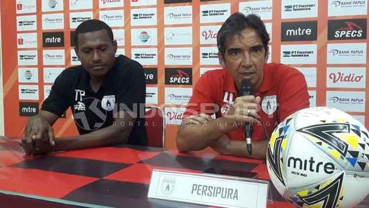 Pelatih Persipura, Luciano Leandro bersama Yustinus Pae saat sesi konferensi pers / Sudjarwo Copyright: © Sudjarwo