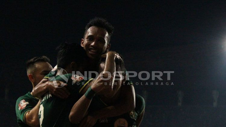 Selebrasi para pemain Persebaya Surabaya semalam. Copyright: © Fitra Herdian/INDOSPORT