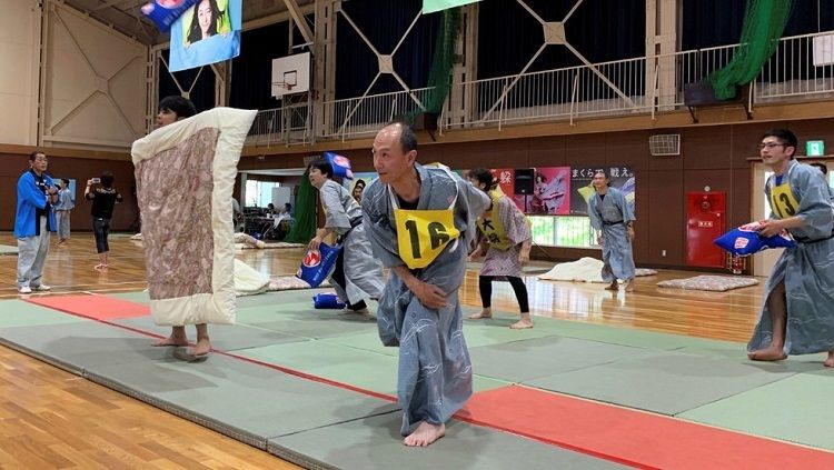 Olahraga perang bantal di Jepang Copyright: &copy; Reuters / Jack Tarrant