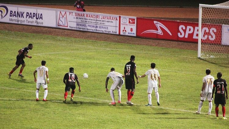 Penalti yang dimbil pemain Persipura saat melawan PSS Sleman di pekan ketiga Liga 1 2019, Jumat (31/05/19). Copyright: © Sudjarwo/INDOSPORT