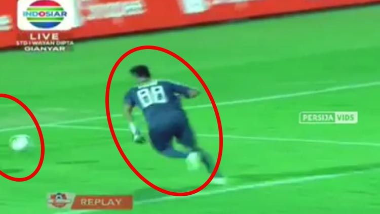 Shahar Ginanjar lakukan blunder di laga Bali United vs Persija (31/05/19) Copyright: © persija.vids