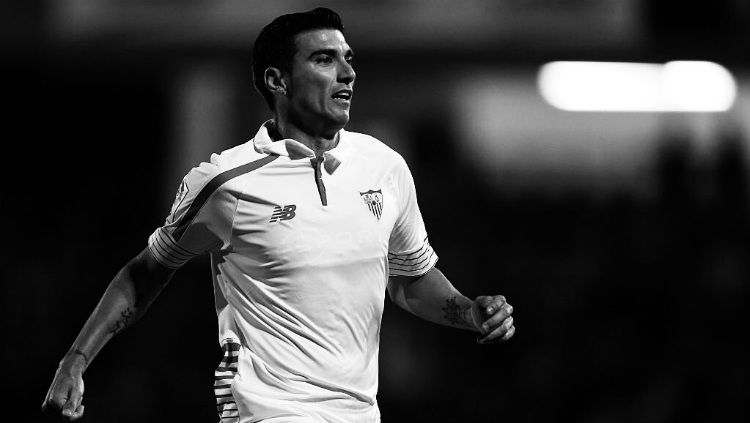 Alberto Moreno memberikan penghormatan kepada Jose Antonio Reyes yang meninggal dunia akibat kecelakaan. Copyright: © UEFA.com