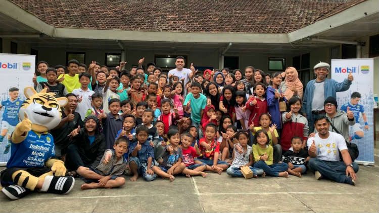 ‎Pemain Persib, Fabiano Beltrame berfoto bersama anak-anak yatim piatu di SOS Children Village ‎Lembang, Kabupaten Bandung Barat. Copyright: © Media Official Persib
