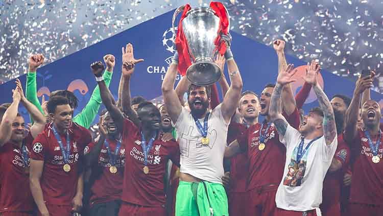 Allison Becker mengangkat trofi Liga Champions. Matteo Ciambelli/NurPhoto via Getty Images Copyright: © Matteo Ciambelli/NurPhoto via Getty Images