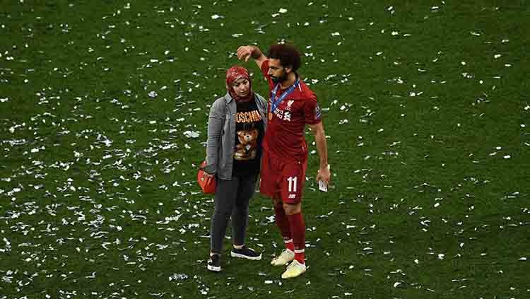 Mohamed Salah dan istrinya di perayaan Liga Champions. Copyright: © David Ramos/Getty Images