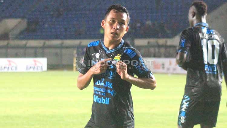 Pemain Persib Bandung, Erwin Ramdani menganggap pertandingan kandang menghadapi Arema FC pada babak 16 besar Piala Indonesia 2018/19 sebagai laga yang paling berkesan. Copyright: © Arif Rahman/INDOSPORT