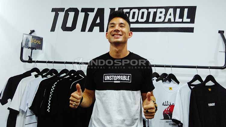 Gelandang Persib Bandung, Kim Jeffrey Kurniawan ditemui di toko clothingnya di Jalan Sulanjana, Kota Bandung. Foto: Arif Rahman/INDOSPORT Copyright: &copy; Arif Rahman/INDOSPORT
