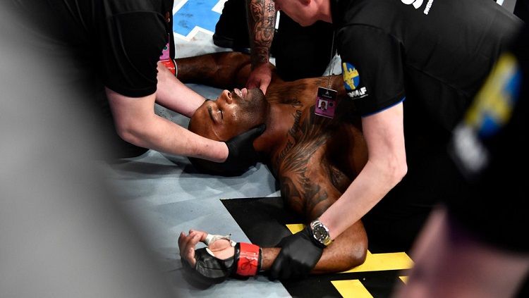 Jimi Manuwa tumbang usai dikalahkan Aleksandar Rakic di UFC Stockholm Copyright: © Getty Images / Jeff Bottari