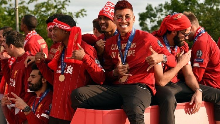 Firmino bersama dengan skuat Liverpool dalam konvoi juara Liga Champions 2018/19. Copyright: © OLI SCARFF/AFP/Getty Images