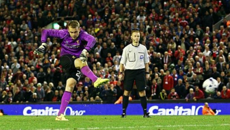Kiper Liverpool Simon Mignolet dalam drama penalti kontra Middlesbrough di tahun 2015. Copyright: © Guardian