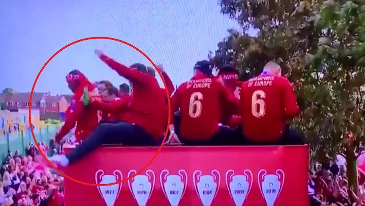 Manajer Liverpool, Jurgen Klopp, nyaris terjatuh dari bus saat arak-arakan juara Liga Champions, Minggu (02/06/19) Copyright: &copy; Twitter/@FriskyFirmino