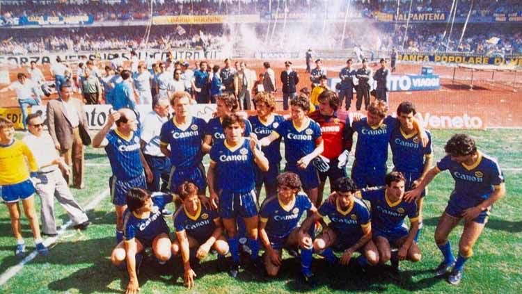 Hellas Verona merayakan kemenangan pada tahun 1984/85. Foto: Twitter@VintageFooty Copyright: © Twitter@VintageFooty