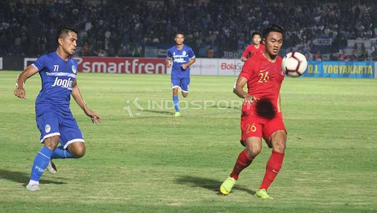 Aksi Rizky Dwi Febrianto saat memulai debutnya bersama Timnas Indonesia U-23 asuhan Indra Sjafri. Copyright: © Ronald Seger Prabowo/INDOSPORT