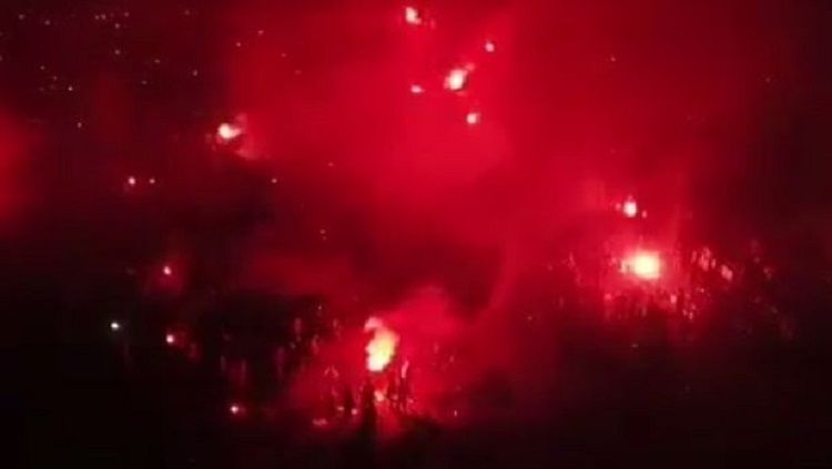 Pesta flare fans Liverpool di Bandung Copyright: © Liverpoolecho.co.uk