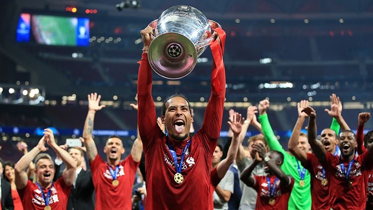 Virgil van Dijk saat mengangkat trofi Liga Champions 2018/19. Copyright: © Marc Atkins/Getty Images