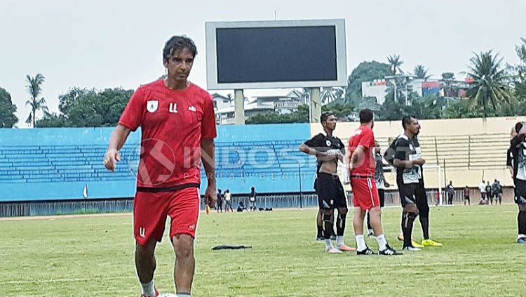 Pelatih Persipura Jayapura, Luciano Leandro saat mendampingi timnya berlatih di Stadion Mandala. Copyright: © Sudjarwo/INDOSPORT