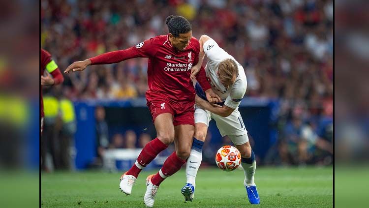 Bek tengah Liverpool, Virgil van Dijk (kiri) saat berduel dengan striker Tottenham Hotspur, Harry Kane. Copyright: © Visionhaus/GettyImages