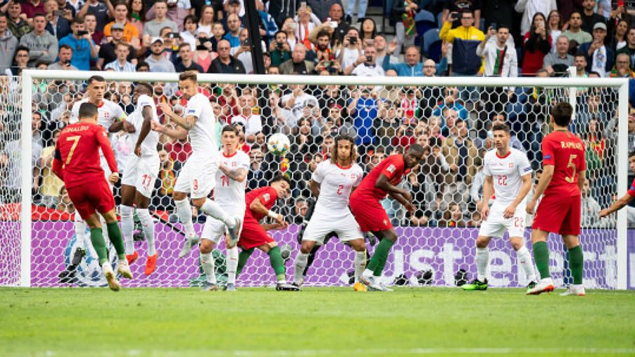 Proses terjadinya gol pertama Cristiano Ronaldo untuk Portugal Copyright: © TF-Images/Getty Images