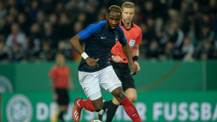 Menurut laporan dari Foot Mercato, Manchester United siap mengirim ‘pengintai’ ke Stadion Groupama pada hari Kamis (17/03/22) untuk mengawasi Moussa Dembele. Copyright: © Jörg Schüler/Getty Images