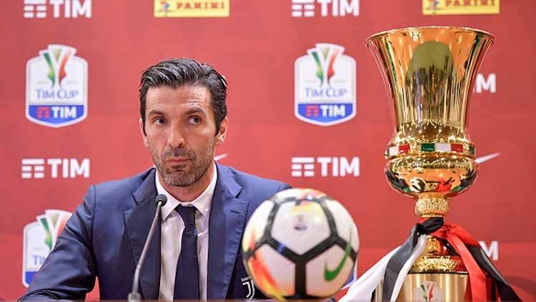 Gianluigi Buffon juga berhasil meraih gelar Coppa Italia bersama Juventus di musim 2017-18. Copyright: © Daniele Badolato-Juventus FC/GettyImages