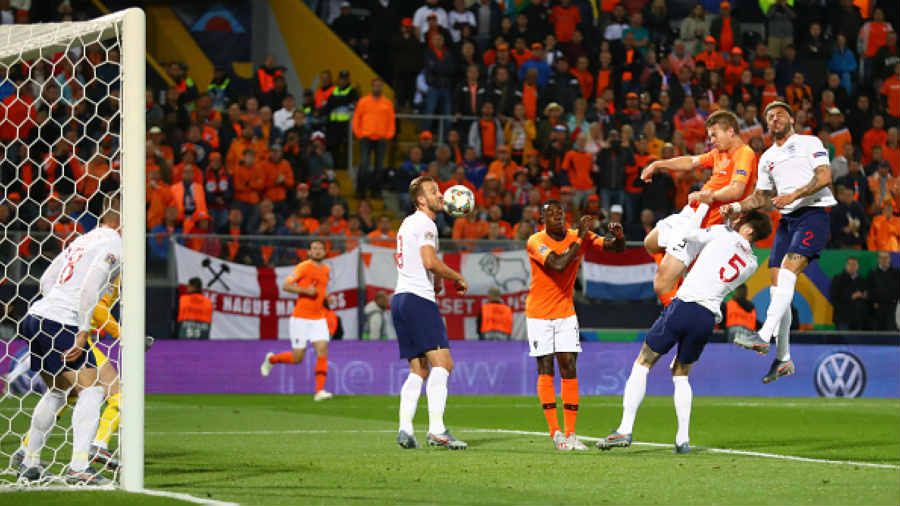 proses terjadinya gol Matthijs de Ligt ke-25 untuk Belanda Copyright: © Dean Mouhtaropoulos/Getty Images
