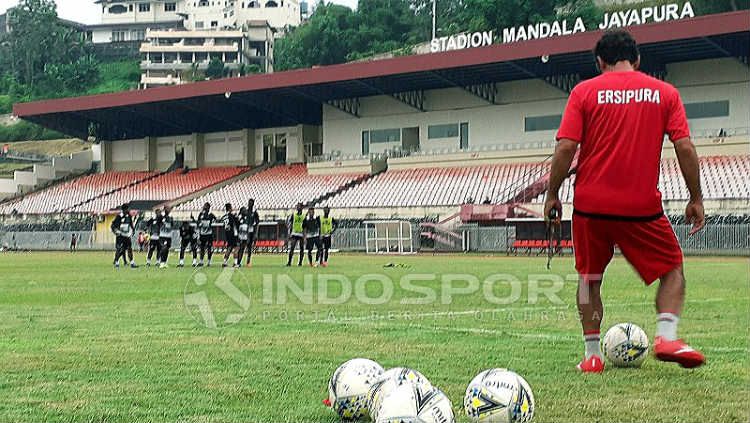 Pelatih Persipura Jayapura, Luciano Leandro saat mendampingi skuatnya berlatih di Stadion Mandala. Copyright: © Sudjarwo/INDOSPORT