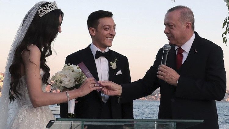 Presiden Turki, Recep Tayyip Erdogan menjadi pendamping pria di hari pernikahan pemain Arsenal, Mesut Ozil Copyright: © Daily Mail