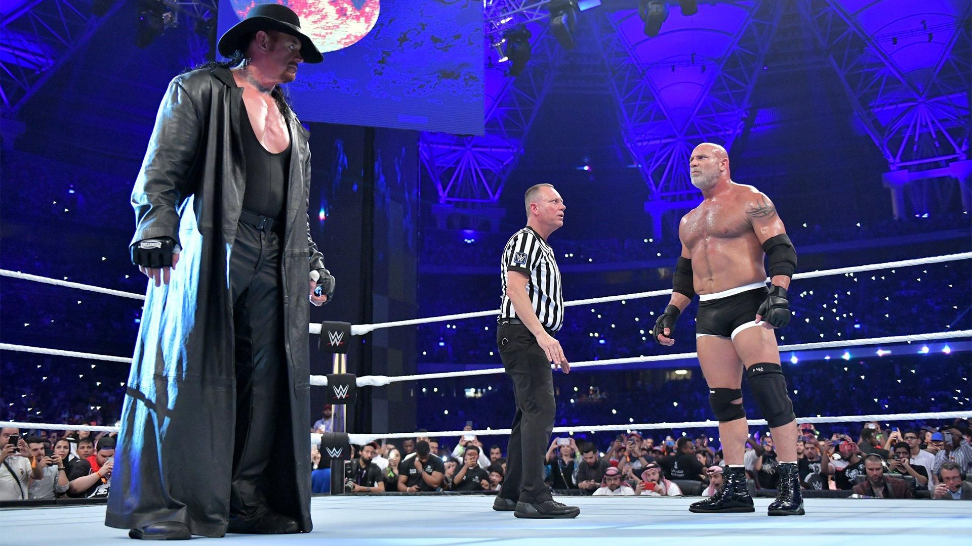 Legenda gulat, The Undertaker (54) berhasil melumpuhkan Bill Goldberg (52) dalam laga WWE Supe ShowDown yang digelar di Jedah, Arab Saudi, Jumat (07/06/19). Copyright: © WWE.com