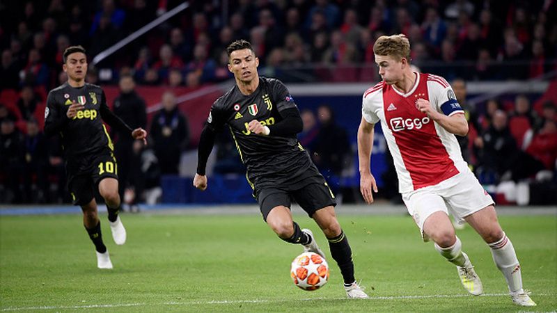 Cristiano Ronaldo ketika mengejar bola yang digiring oleh Matthijs de Ligt yang masih berseragam Ajax Amsterdam. Copyright: © Marco Canoniero / Contributor / Getty Images