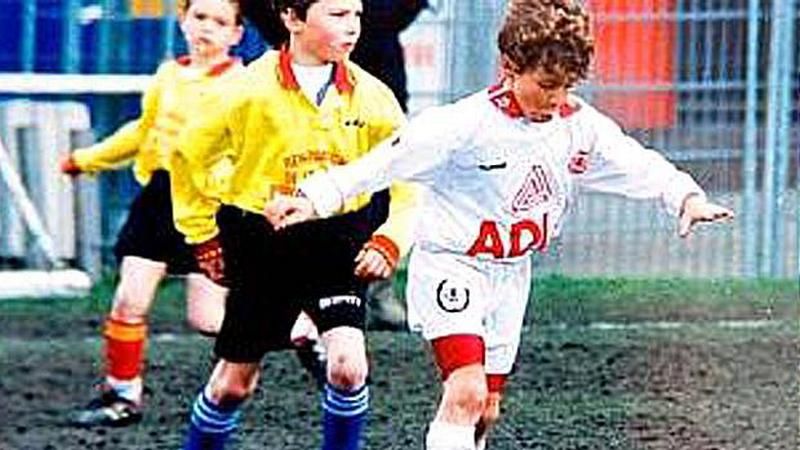Eden Hazard (kanan) saat masih muda dan berada di akademi Lille Copyright: © The Sun