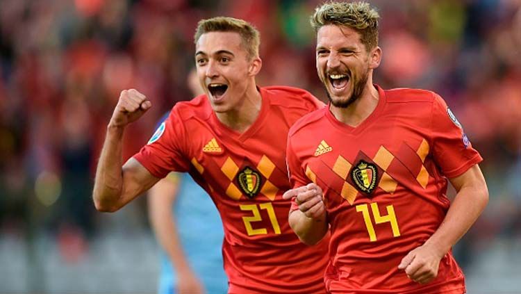 Dries Mertens (kanan) memberikan keunggulan untuk Timnas Belgia atas Kazakhstan di babak pertama. Copyright: © JOHN THYS/GETTYIMAGES