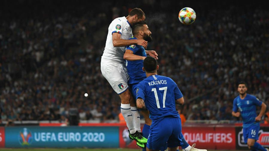 Giorgio Chiellini sedang berduel denghan pemain Yunani, Claudio Villa/Getty Images Copyright: © Claudio Villa/Getty Images