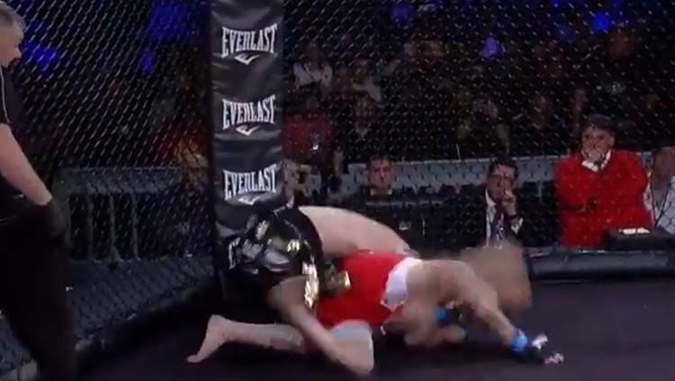 Bantingan keras John Gotti ke David Espino. Copyright: © Twitter @UFCFightPass