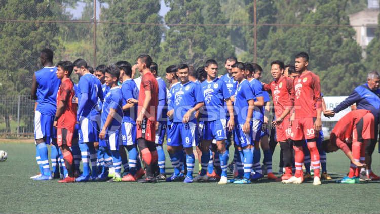 Pemain Persib Bandung saat berlatih di Lapangan Football Plus, Bandung, Senin (10/06/2019). (Arif Rahman/INDOSPORT) Copyright: © Arif Rahman/INDOSPORT