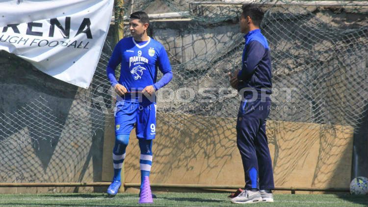 Pemain Persib, Esteban Vizcarra berlatih terpisah ditemani fisioterapis tim, Benediktus Adi Prianto di Lapangan Football Plus, Kabupaten Bandung Barat, Senin (10/6/19). (Arif Rahman/INDOSPORT) Copyright: © Arif Rahman/INDOSPORT