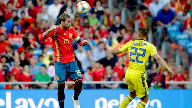 Sergio Ramos berusaha menanduk bola mematahkan serangan Swedia di Kualifikasi Euro 2020. (Foto: David Ramos/Getty Images) Copyright: © David Ramos/Getty Images