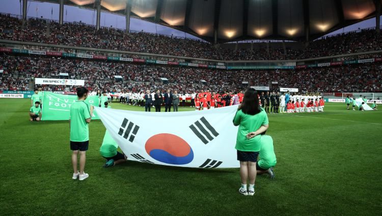 Bendera Korea Selatan U-20 akan segera menjadi wakil Asia untuk pertama kalinya menjadi juara Piala Dunia U-20. (Foto: Chung Sung-Jun/Getty Images) Copyright: © Chung Sung-Jun/Getty Images
